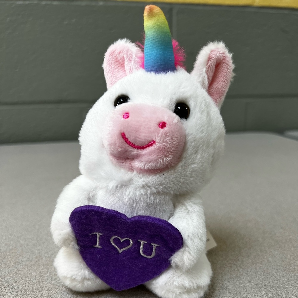 Tom’s Toys Unicorn plushy! 6”